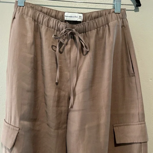 Abercrombie & Fitch tan taupe cargo pants with drawstring waist - Picture 2 of 3